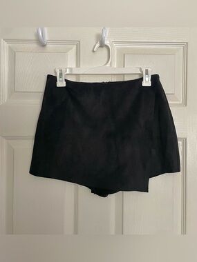 fab'rik Woman’s size Small Suede Black High-Rise Skort Shorts